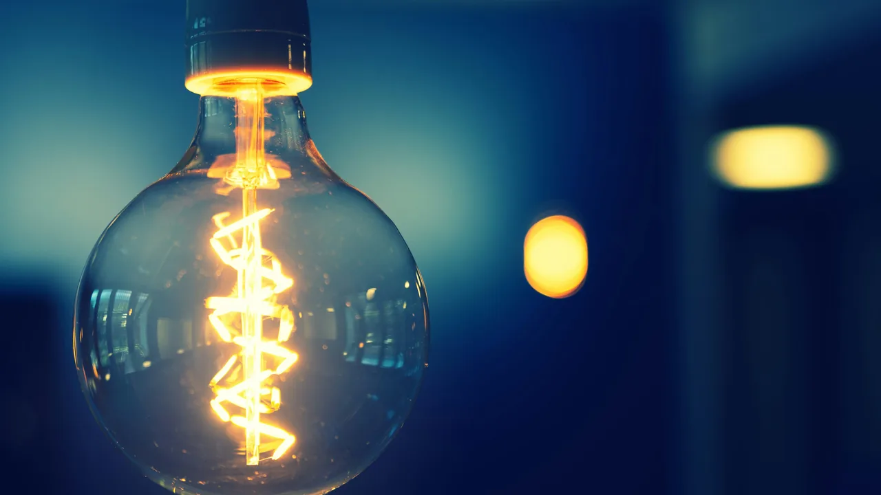 A glowing light bulb symbolising the different types of electricity tariffs in Germany - meinetarife24.de