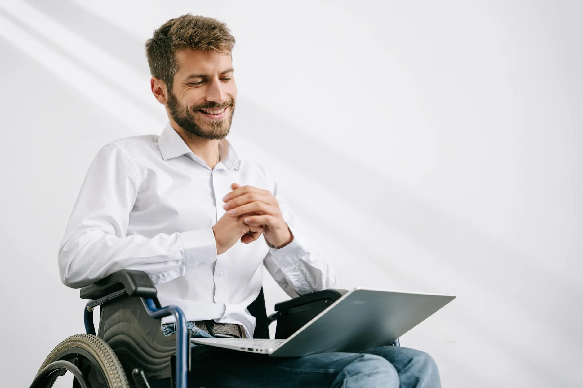 Occupational disability insurance for expats in Germany - person at desk planning income protection