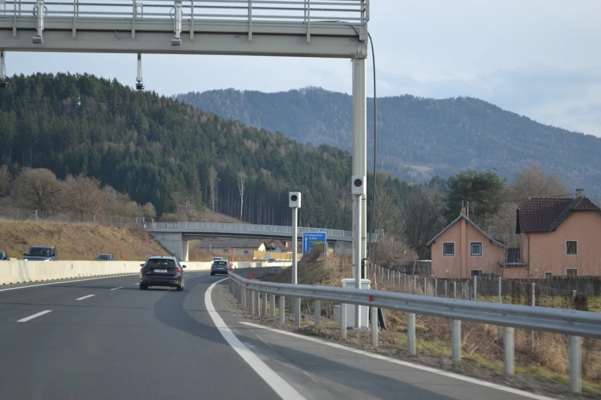 Auto auf einer Fernstraße ins Ausland, abgesichert über die Grüne Karte der Kfz-Versicherung