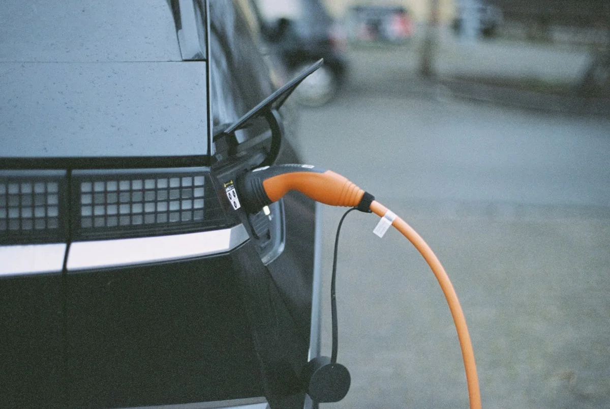 Almanya'da bir sarj istasyonunda sarj olan elektrikli arac - 2026 tesviki