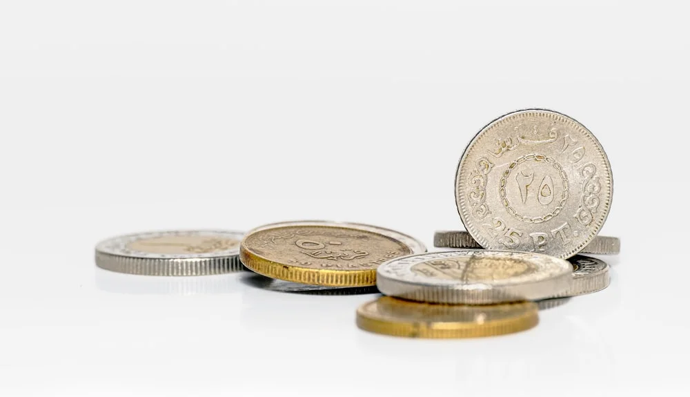 Vergleich Fixkosten und variable Kosten – Taschenrechner und Euro-Münzen