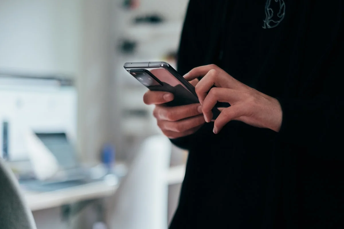 Person nutzt Smartphone mit unbegrenztem Datenvolumen ohne Vertrag