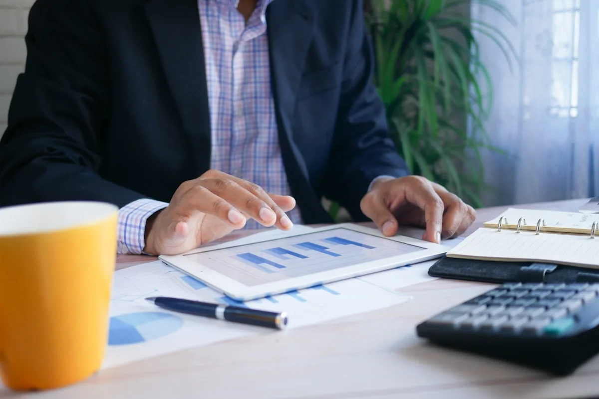Privatkredit Vergleich 2026 - Finanzen planen am Schreibtisch