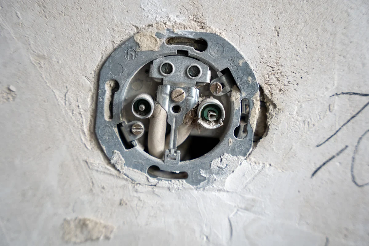 Wasserrohr und Armatur in einem Haus als Symbol für Leitungswasserschäden in der Wohngebäudeversicherung